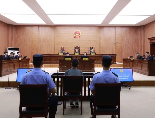 天臣配资 被控受贿2亿余元、违规放贷63.9亿余元，光大信托原董事长闫桂军受审